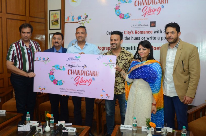 L-R-Neeraj-Jain-jury-member-Chandigarh-In-SpringCISColRetd.-Inderjeet-Kumar-Amit-Sood-professional-photographerSumeet-Soni-Founder-CityWooferAnu-Sehgal-Curator-CIS-unveiling-CIS-contest-Small